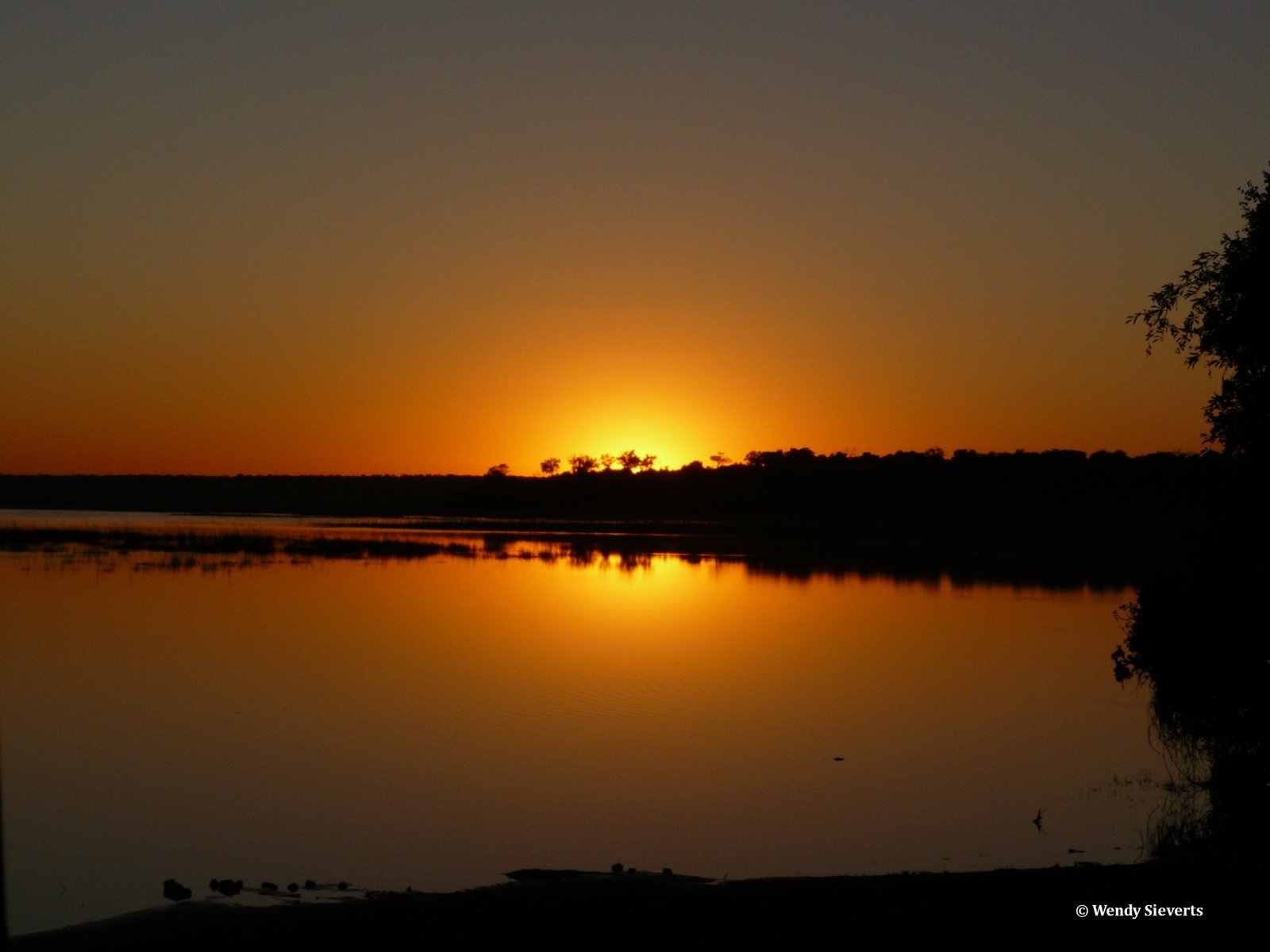 Zonsondergang boven een rivier in Botswana