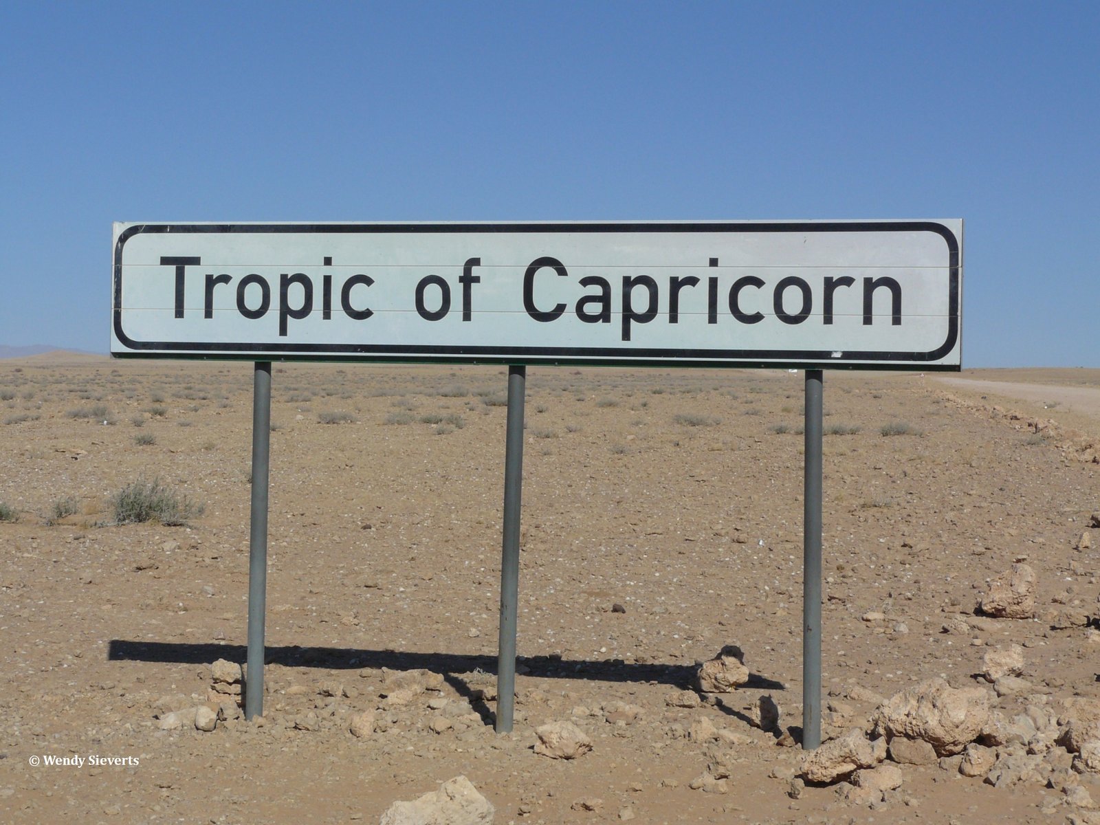 Bord met Tropic of Capricorn of Steenbokskeerkring in Namibië