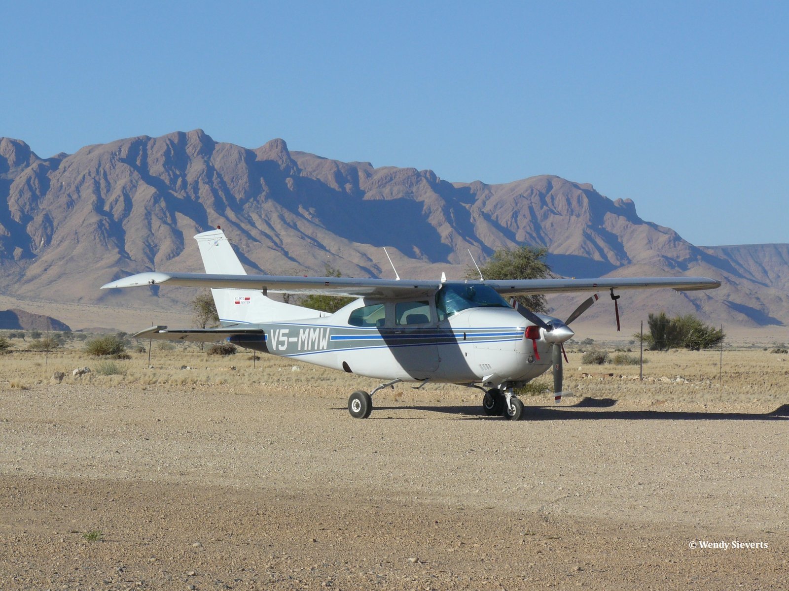 Wit Cessna vliegtuig bij de Sossusvlei in Namibië