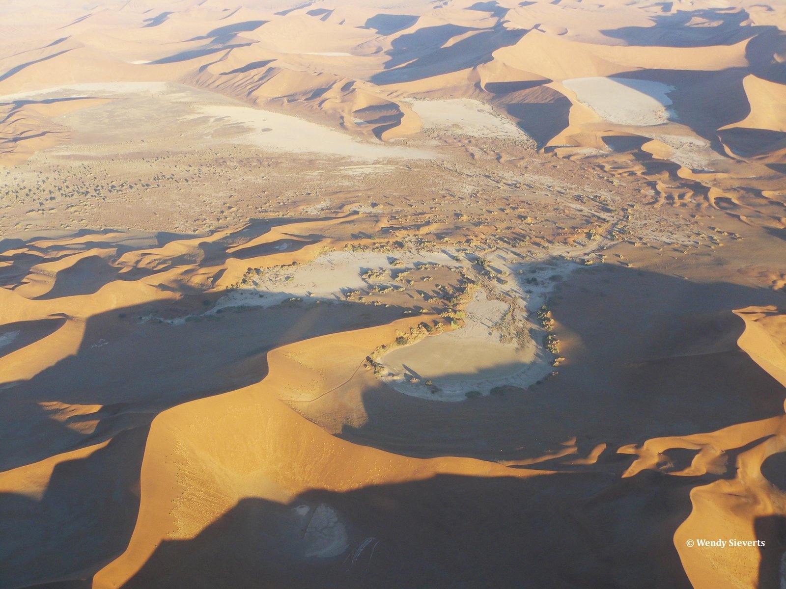 Het landschap van de Sossusvlei gefotografeerd vanuit een Cessna in Namibië