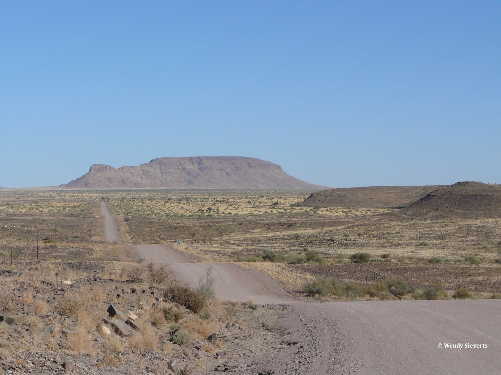 Weg door het droge en ruige landschap van Namibië